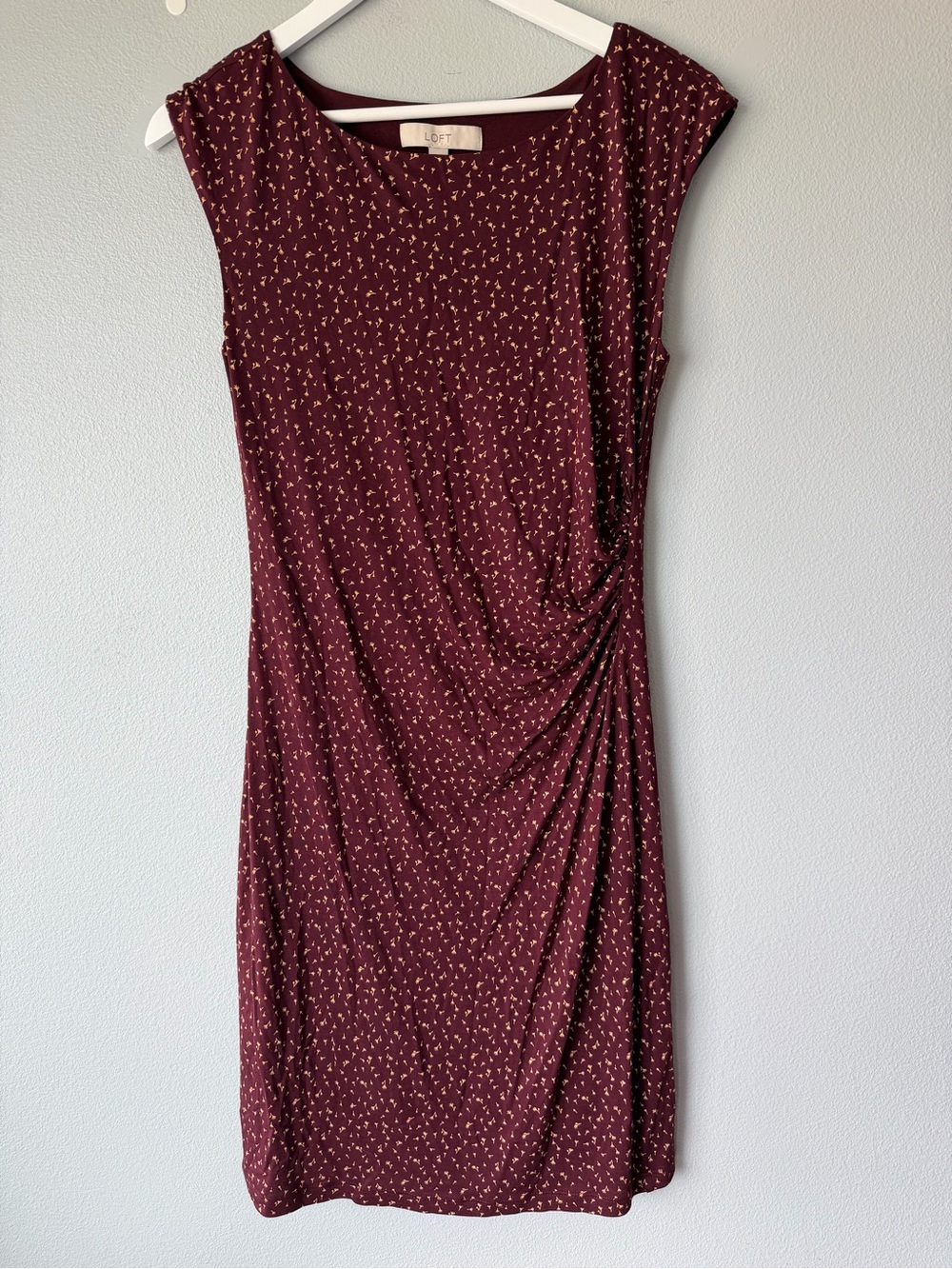 Loft maroon tan floral ruched side cap sleeve dress Women’s sz M